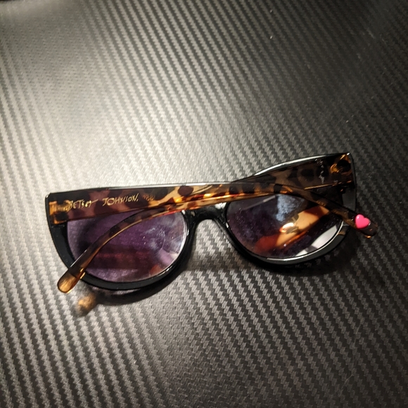 Betsey Johnson Sunglasses - Picture 4 of 4